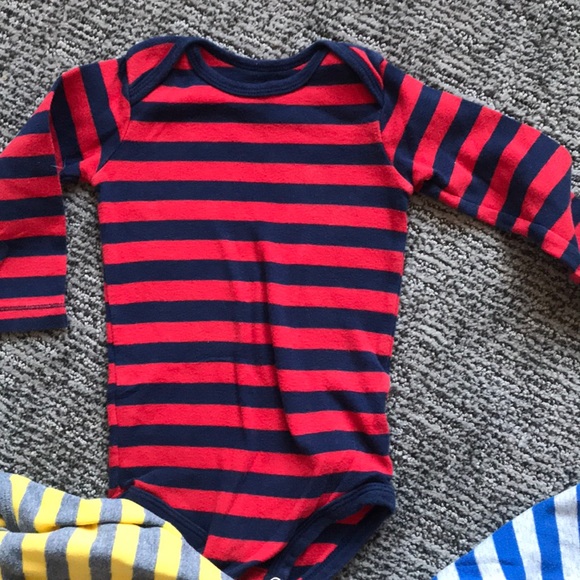 4 pack Carter’s long sleeve onesie. 12months - Picture 5 of 6